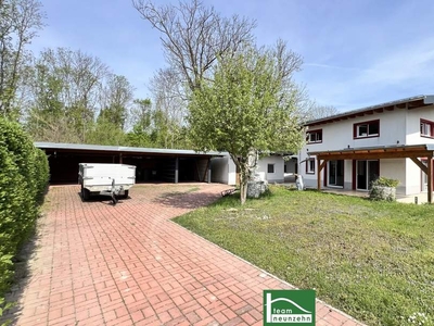 Spacious, low-energy house with an additional office/practice or apartment of 70 m². Unique location, large corner lot & privat (near forest and meadows).