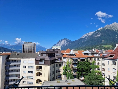 Im Zentrum mit Blick auf die Berglandschaft.