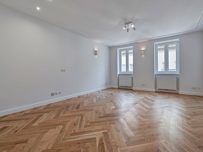 Stil-Altbau mit Balkon! Zentral begehbarer 2-Zimmer-Erstbezug im 3. Obergeschoß