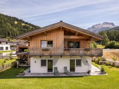 Traditionelles Einfamilienhaus mit Bergblick