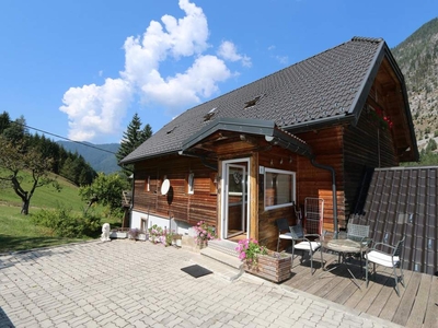 chaletartige Wohnung mit riesigem Garten, beinahe ein ganzes Haus