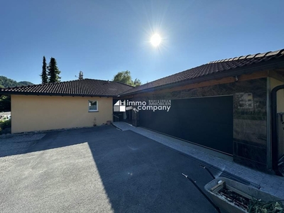 Luxuriöser Bungalow mit hochwertiger Ausstattung, Hohenems, zentrumsnah, sehr geräumige Dreier-Garage, viel Grundstücksfläche und Gartenanlage rund um das Haus, mit Terrasse, viele KFZ Außen-Stellplätze, Ruhelage / Sackgasse