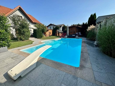 Einfamilienhaus mit beheizten Pool.