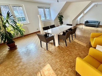 Traumhafte Dachgeschosswohnung mit großer Terrasse im Grünen