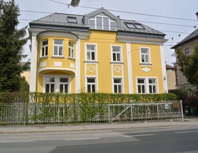 Großzügige und neuwertige Wohnung im Dachgeschoss einer Jahrhundertwende-Villa zu vermieten