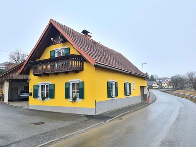 Geräumiges Einfamilienhaus mit integrierter Garage in zentraler Lage.