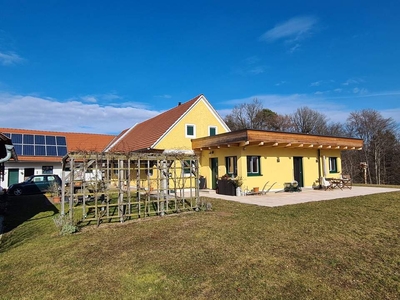 Rarität - Ästhetischer Bauernhof mit modernem Zubau in Alleinlage auf einem Plateau mit Scheibengrund und Waldgrundstück !