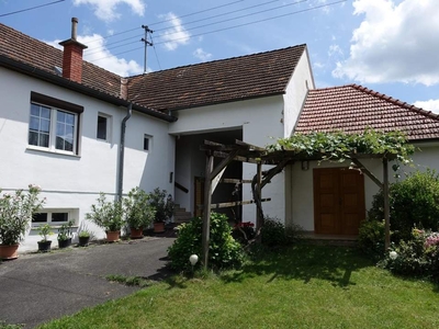 2 Häuser, idyllischer Garten mit Quelle, Brunnen, schöner Innenhof und Garage!