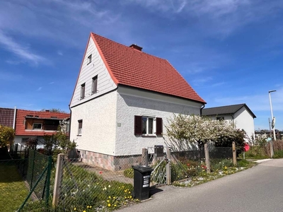 Haus mit großem, sonnigen, ebenen Grundstück und Nebengebäude in Ruhelage