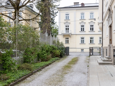 RIEDENBURG | Generalsanierte 3-Zimmer-Wohnung mit Balkon und Garage in wunderschönem Altbau