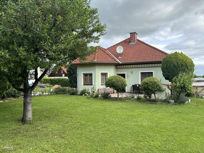 Bungalow mit Keller, Garage und gepflegten Garten!