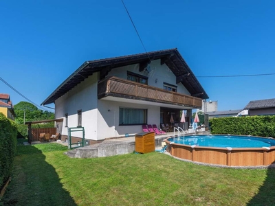 Gartenwohnung mit privatem Pool und Garage in TOP Lage!