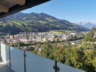 Stadtleben inmitten der Natur: Luxuswohnung mit Bergblick