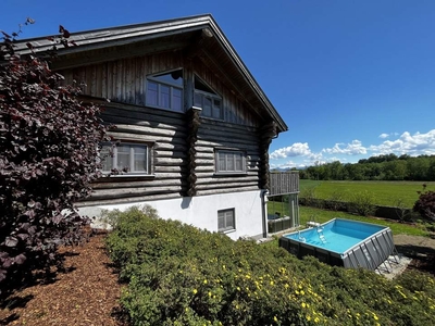 Wohlfühlen inklusive: Nachhaltiges und gemütliches Blockhaus mit Grünblick