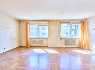 Leopoldstraße: WG-geeignete 4-5-Zimmer-Wohnung mit Garagenbox