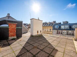 Wohnen über den Dächern Wiens: Geräumige 5-Zimmer-Maisonette mit 90 m² Terrassenfläche im 7. Bezirk!