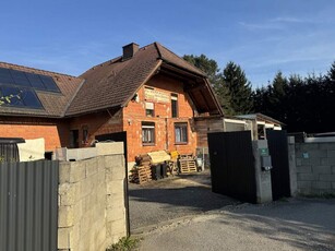 Zwei-Familienwohnhaus mit bezugsfertigem Erdgeschoß mit Garten, Balkon, Terrasse, 2 Garagen, Altbaumbestand