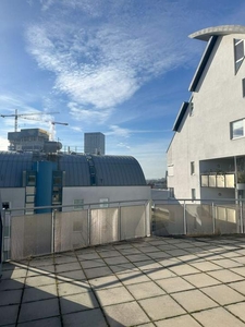 Der Sonne entgegen: Außergewöhnliche Dachgeschoß-Maisonette mit Dachterrasse, Klimaanlage, Pool/Wellness.