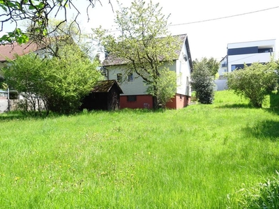 Sonniger Grund mit Haus zum Sanieren oder Abreißen