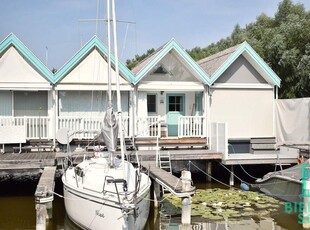 Das Leben genießen - direkt am Wasser! Badehaus mit Seezugang und Bootsanlegestelle!