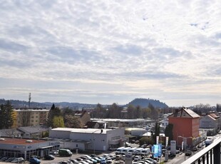 Ihr Traum-Penthouse in Graz-Gösting! Genießen Sie den atemberaubenden Schlossbergblick, die großzügige Dachterrasse sowie Tiefgarage und Kellerabteil. Ein Zuhause voller Lebensqualität!