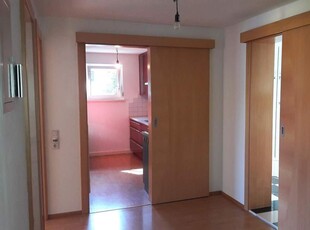 Pinsdorf: 3 Zimmer- Wohnung mit Balkon, einem kleinen Gärtchen und 1 PKW– Stellplatz.