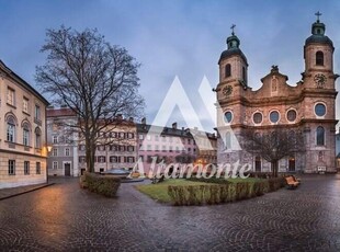 Tolle Stilaltbau-Wohnung mit rd. 116,6 m² Nutzfläche & gemeinsamen Balkon im Herzen der Innsbrucker City am Domplatz