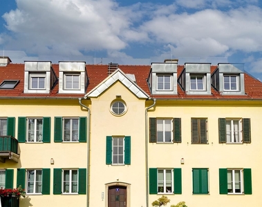 1130 Wien: Nähe Schönbrunn - Elegante Dachgeschosswohnung mit Balkon - eigener Gartenanteil - Ruhelage - Grünblick