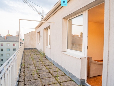 Helles Zimmer in 5-Zimmer-Studenten-Wohngemeinschaft mit 5 Schlafzimmern, 22 m² Terrasse für StudentInnen WG-geeignet (1 Küche, 2 Badezimmer und 2 WCs