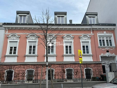 Herrliches Zinshaus mit schönem Innenhof und Garten