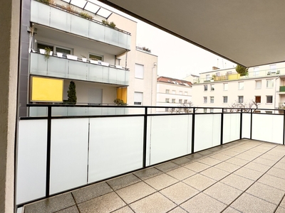 Neuwertige moderne Wohnung mit großem Balkon