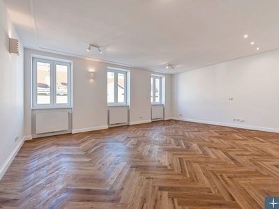 BALKONWOHNUNG im 4. Obergeschoß! Hochwertig sanierter 4-Zimmer-Stilaltbau