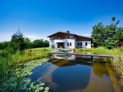 Exklusivität und Privatsphäre pur! Von der Terrasse in den Schwimmteich.