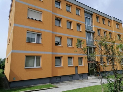 Helle Erdgeschoss-Wohnung mit Carport