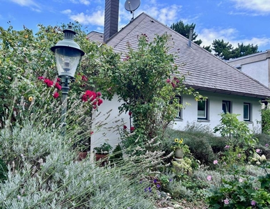 Stilvolles Haus mit traumhaftem Garten in ruhiger Lage