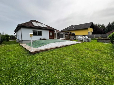 Vollunterkellerter Holzriegel-Bungalow in Amstetten-Neufurth samt Garten, Pool & Carport!