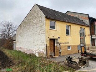 Grundstück samt teilrenoviertem Haus und Garage