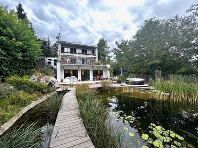 Beste Lage mit Blick zur Burg Liechtenstein: Einfamilienhaus mit 2 Wohneinheiten und Schwimmbiotop!