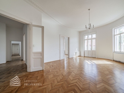 Grand Park Residence: Herrschaftlicher 6-Zimmer Altbau mit Weit- und Grünblick