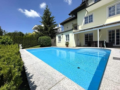 Architekten-Villa mit Lift, Pool und großem Garten // Architect villa with elevator, pool and large garden //