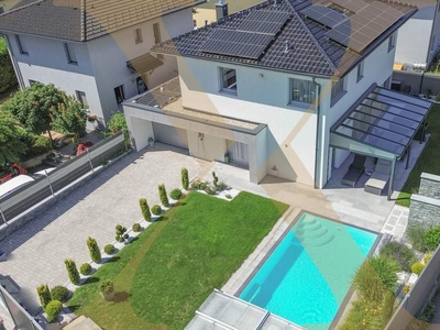 Hochwertiges Einfamilienhaus mit Garage, Pool und gepflegtem Eigengarten in Traun zu verkaufen!