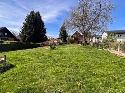 Teilbares Grundstück, sonnig und eben, mit kleinem Haus und Nebengebäude in Ruhelage