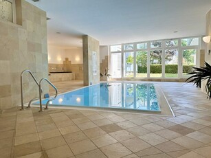 Wohnung in einer Villa I Indoor-Pool I Sauna I Dampfbad I exklusive Ausstattung I Außenfläche ca. 90m² I hauseigene Tiefgarage