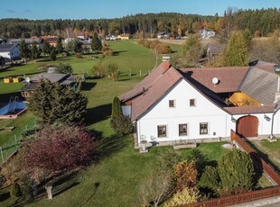 Landhaus mit großem Grundstück.