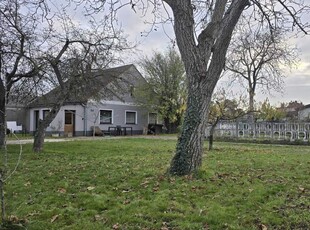 Traumhaftes Eckgrundstück mit 2 Einfahrten und sanierungsbedürftigem Haus