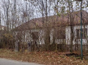 Stark sanierungsbedürftiges Haus mit Garten zu verkaufen.