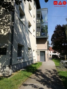 Sehr zentral gelegene 2-Raum-Wohnung mit sonniger Loggia! Umgeben von bester Infrastruktur (Straßenbahn)! Ideal für Stadtliebhaber!