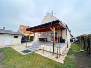 Einfamilienhaus mit 3 Schlafzimmern, kleinem Garten, Terrasse & Stellplatz