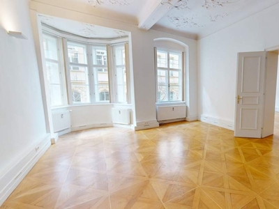 ++ VINTAGE CHARM throughout ++ PRIME LOCATION for LIVING on the 1ST FLOOR ++ Palais in DESIRABLE CITY CENTER, in the popular Schmiedgasse ++ SCHEDULE A VIEWING NOW ++