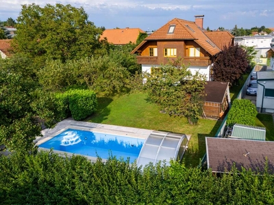 Großzügige Familienoase mit großem Garten, Pool, Weinkeller und 2 Garagen!